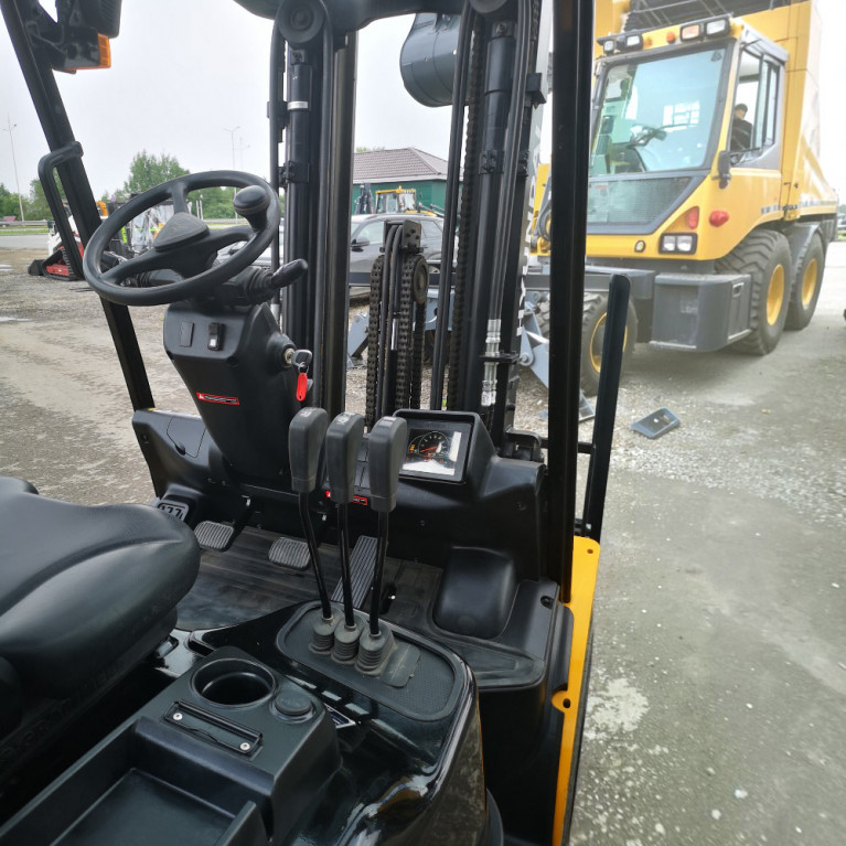 Вилочный погрузчик HYUNDAI 30D-9E БУ 2023г.