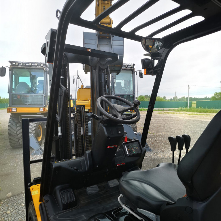 Вилочный погрузчик HYUNDAI 30D-9E БУ 2023г.